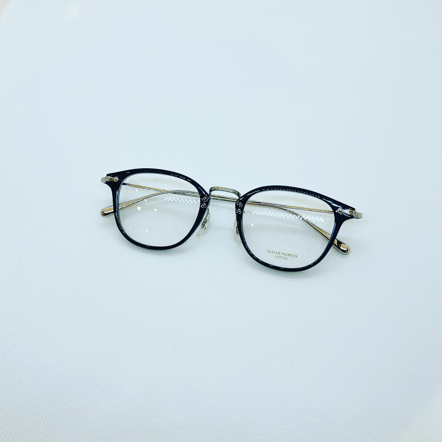 Oliver PeoplesModel : DAVITTSize : 48Color : 1662オリバーピープルズが得意とする、セルとメタルのコンビネーションモデルです。チタン製のメタルパーツには繊細な彫金が施されていて上品な雰囲気があります。また非常に軽く、かけ心地も良いので、常に眼鏡を掛ける方には特におすすめです。是非お試し下さい。#sunglasses #サングラス#眼鏡 #メガネ#オリバーピープルズ #oliverpeoples#eyewear #アイウェア#メガネ屋　#メガネコーデ#メガネ部 #メガネ男子 #メガネ女子#長崎 #ココウォーク #浦上駅#北九州 #小倉 #リバーウォーク#小倉城 #紫川#湘南 #平塚 #ららぽーと湘南平塚#東京 #お台場 #ダイバーシティ東京#creer #クレエ